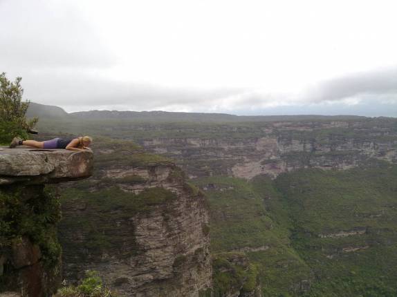 Pendurada no mirante de observação da Cachoeira da Fumaça, próximo à vila do Capão, na Chapada Diamantina - BA